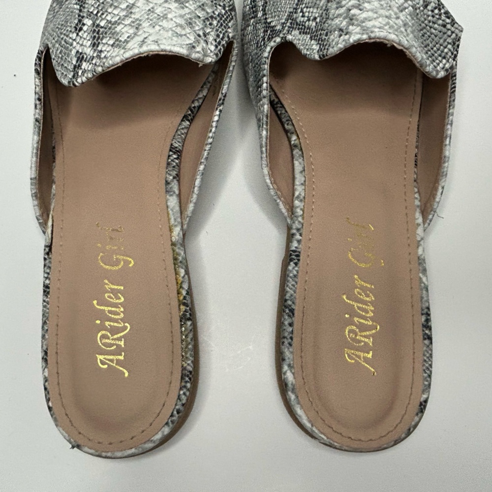 A Rider Girl Grey & White Snake Print Pointed Toe Slip On Mule Flats Size 10 M - Picture 8 of 11